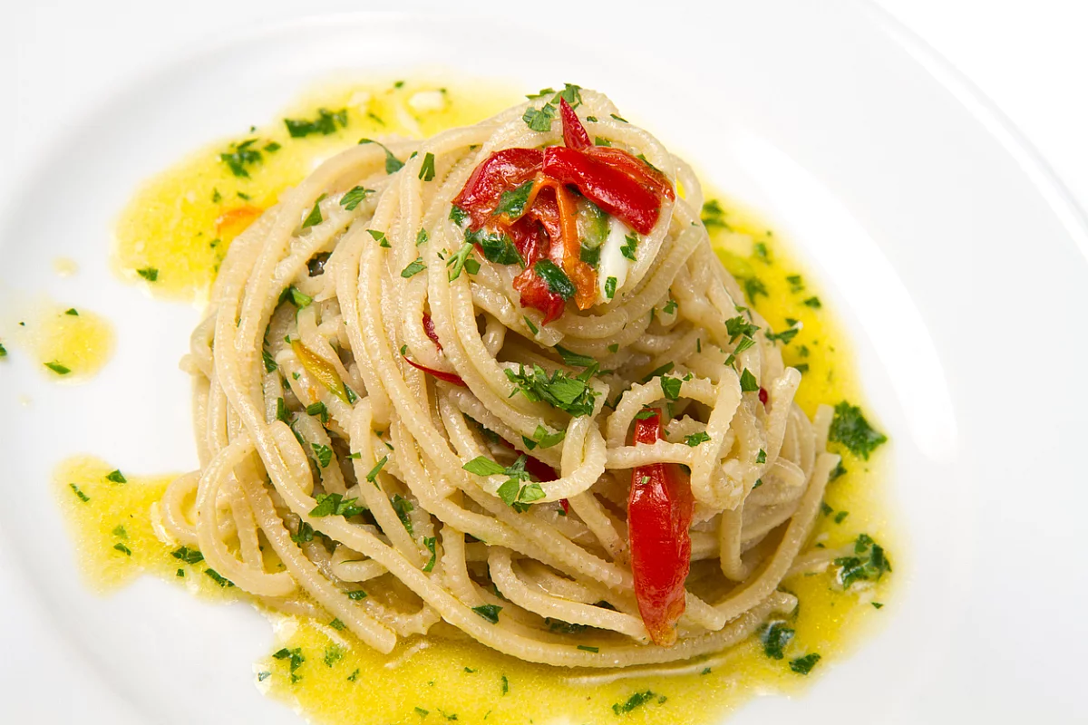Spaghetti alla barrocciaia con aglio, olio, peperoncino e pomodori pelati