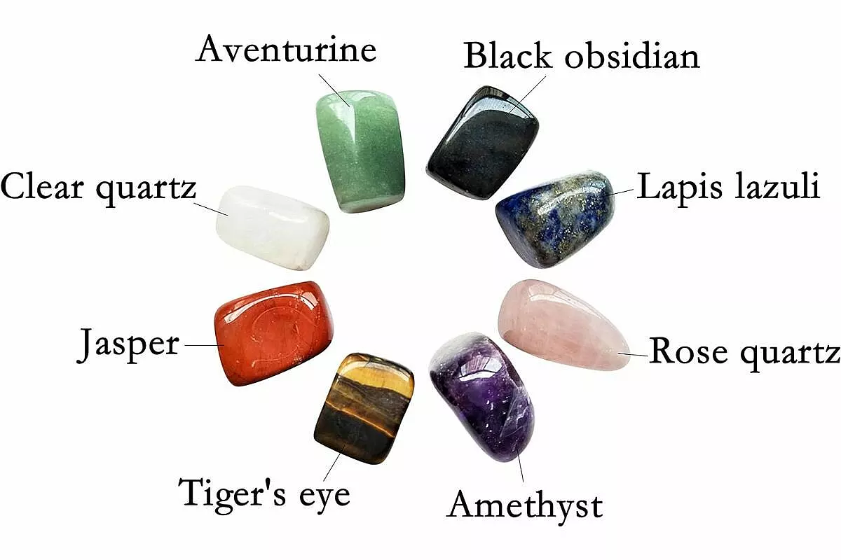 Immagine che rappresenta 8 pietre chakra diverse