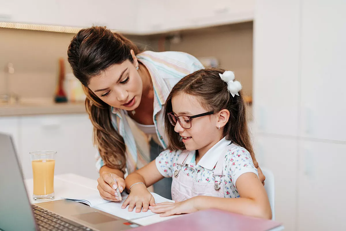 Una madre aiuta sua figlia a fare i compiti