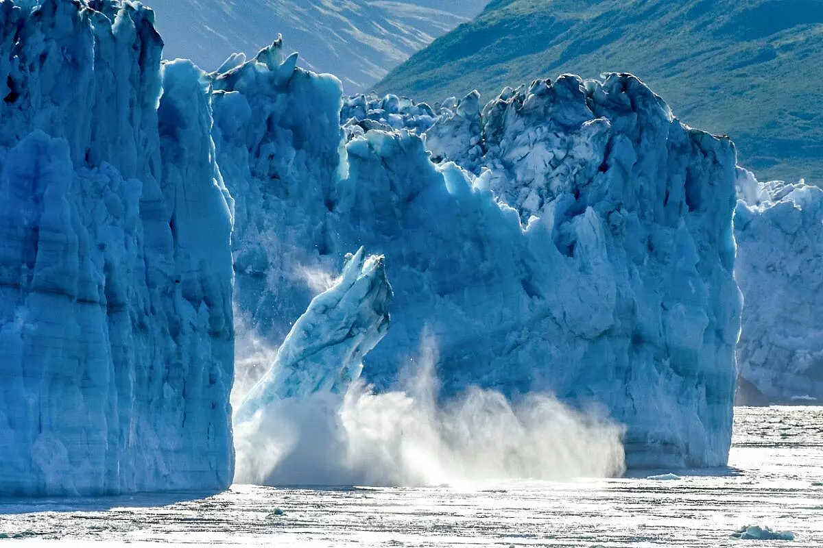 Iceberg e ghiaccio che si spezzano da una parete
